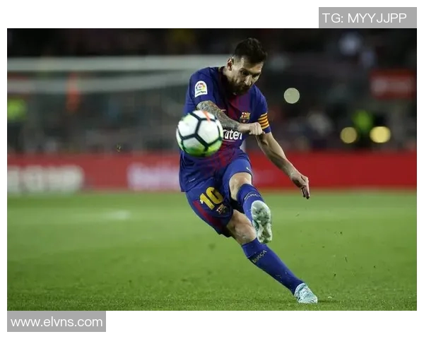 《足球梦想之路：球星少年成长记与激战赛场精彩瞬间》